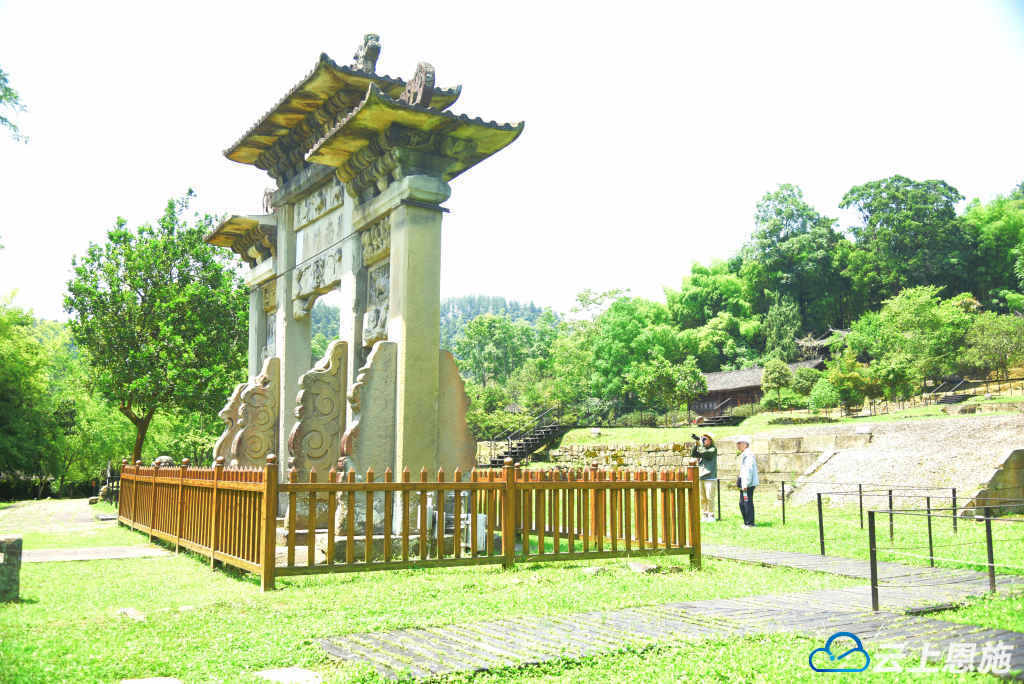 民族畫(huà)報(bào)社一行來(lái)咸豐開(kāi)展采風(fēng)活動(dòng)