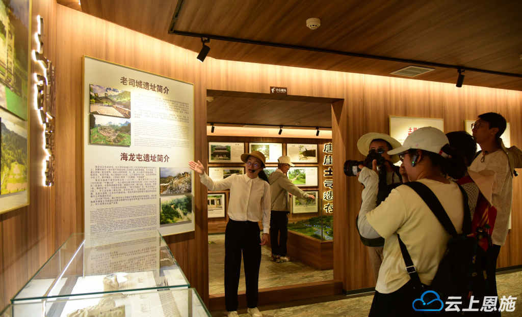 民族畫(huà)報(bào)社一行來(lái)咸豐開(kāi)展采風(fēng)活動(dòng)