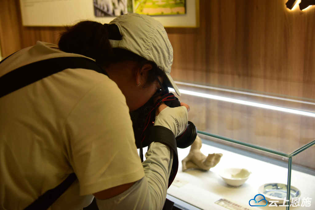 民族畫(huà)報(bào)社一行來(lái)咸豐開(kāi)展采風(fēng)活動(dòng)